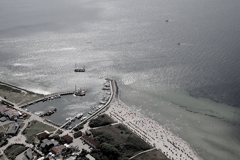 Luftbildaufnahme vom Strand & Marina